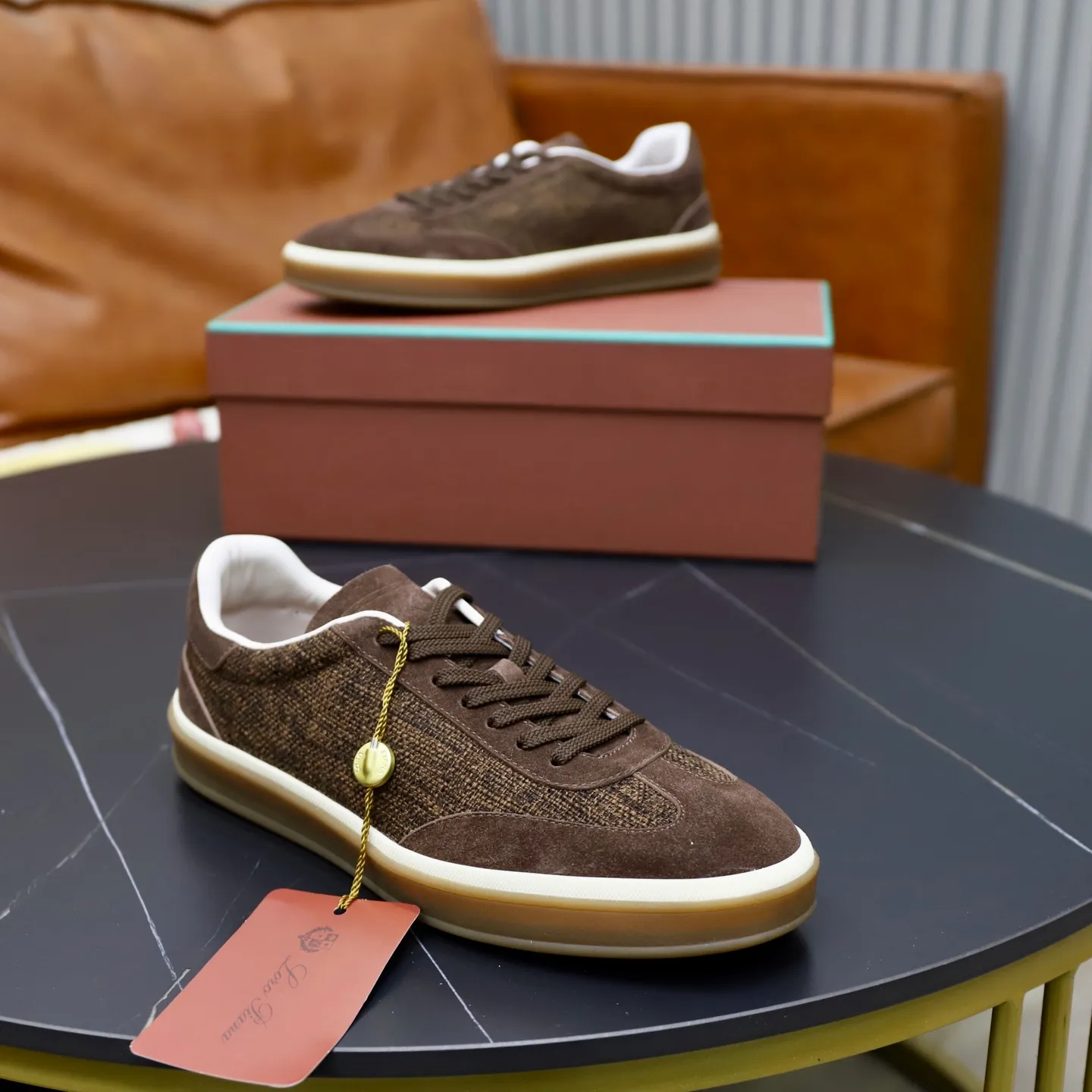 Ex-factory price: 540💰Loro Riana men’s moral training sneakers! Made from high-quality materials and designed in a low-cut silhouette, it offers an elegant and stylish look that's suitable for year-round wear. The unique double-layer sole aesthetic design, caramel cup-shaped outsole is decorated with off-white rubber trim, creating an attractive color combination. Pair with tailored pieces or jeans for a sophisticated yet casual look. The heel is decorated with soft cow leather tongue with Kummel color inserts and cotton laces with embossed LP logo. Upper: cow split suede stitching knitted fabric. Lining: original thickened soft sheepskin. Size: 38-39-40-41-42-43-44 (customized in 45.46)